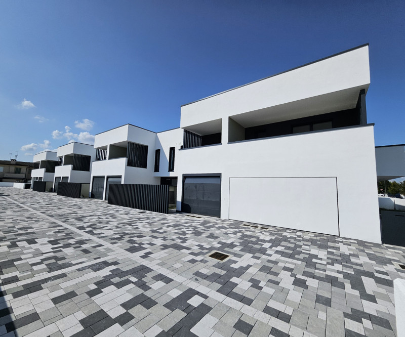 Villa a schiera 140 mq calpestabili €. 300.000 zona centrale comoda a tutti i servizi.

A pochi K...