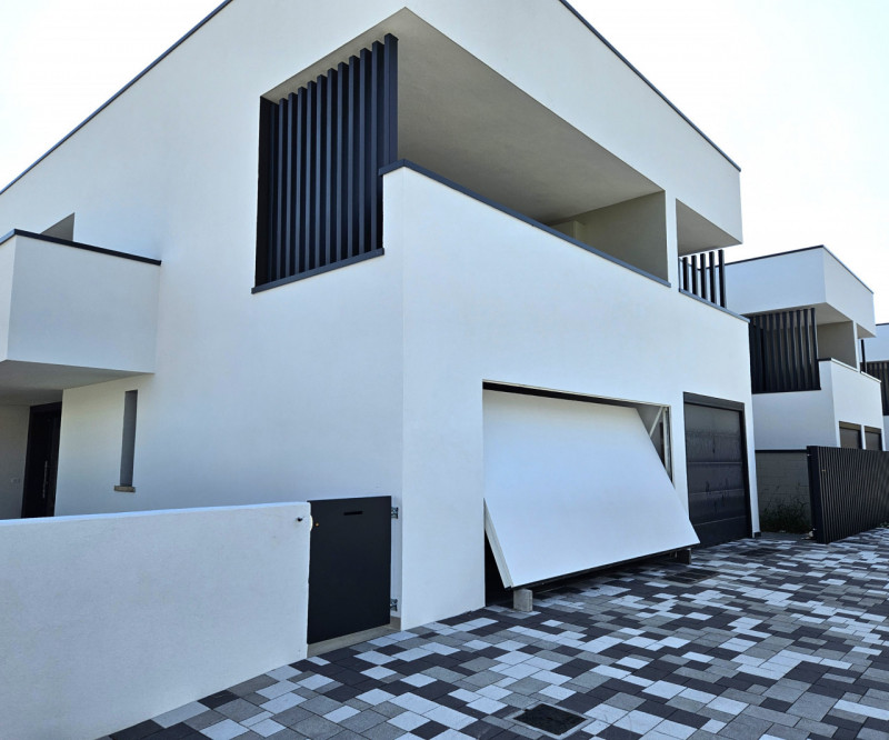 Villa a schiera 140 mq calpestabili €. 300.000 zona centrale comoda a tutti i servizi.

A pochi K...