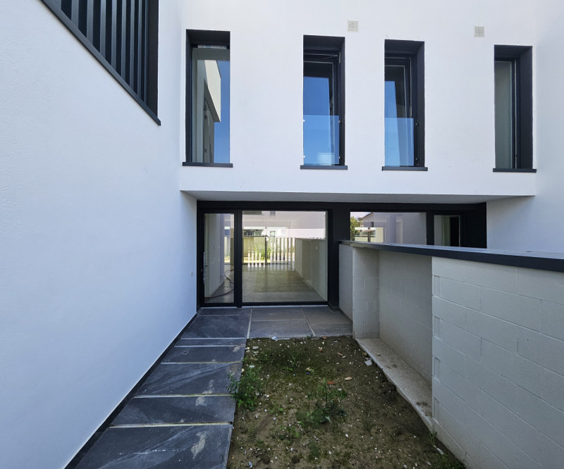 Villa a schiera 140 mq calpestabili €. 300.000 zona centrale comoda a tutti i servizi.

A pochi K...