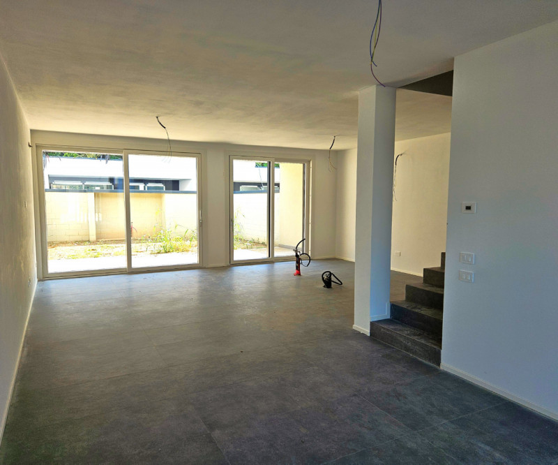 Villa a schiera 140 mq calpestabili €. 300.000 zona centrale comoda a tutti i servizi.

A pochi K...