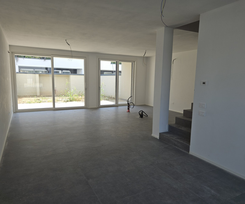 Villa a schiera 140 mq calpestabili €. 300.000 zona centrale comoda a tutti i servizi.

A pochi K...