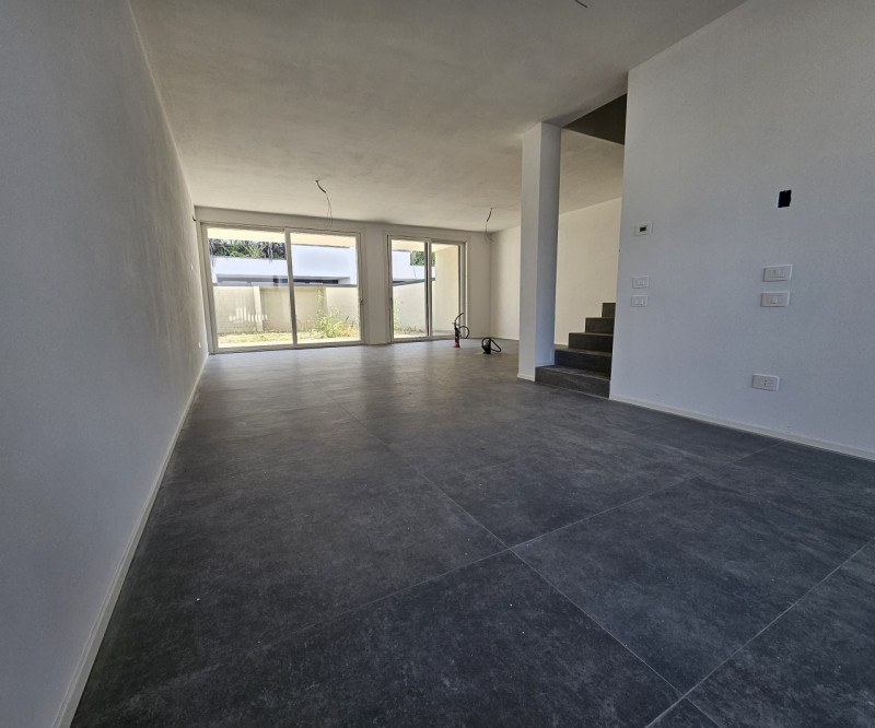 Villa a schiera 140 mq calpestabili €. 300.000 zona centrale comoda a tutti i servizi.

A pochi K...
