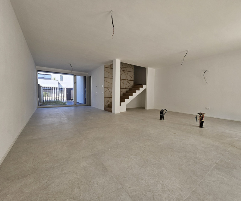 Villa a schiera 140 mq calpestabili €. 300.000 zona centrale comoda a tutti i servizi.

A pochi K...