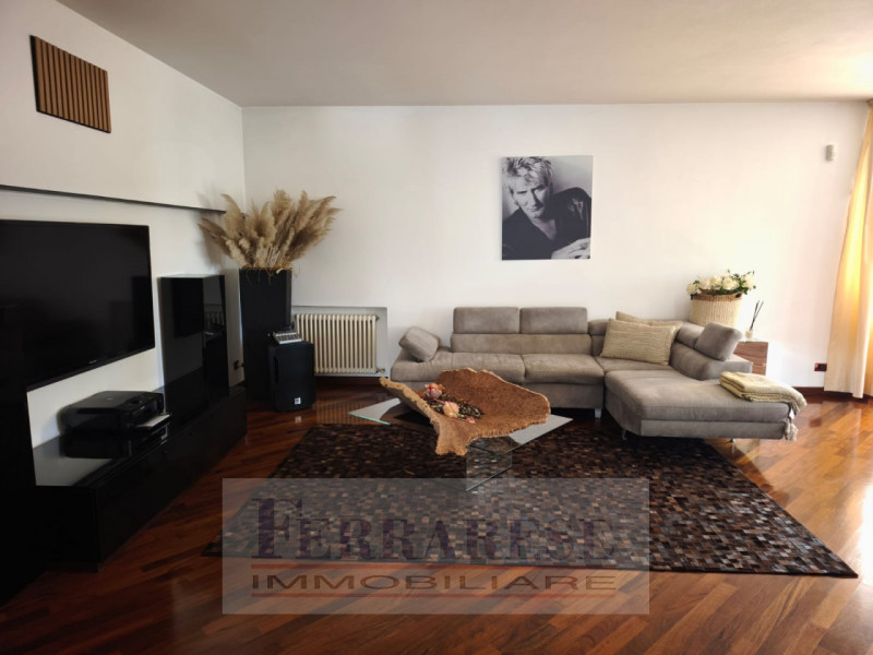 In tranquillo contesto residenziale situato all’interno di una via chiusa, proponiamo elegante vi...