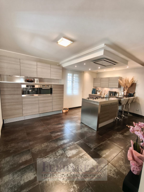 In tranquillo contesto residenziale situato all’interno di una via chiusa, proponiamo elegante vi...