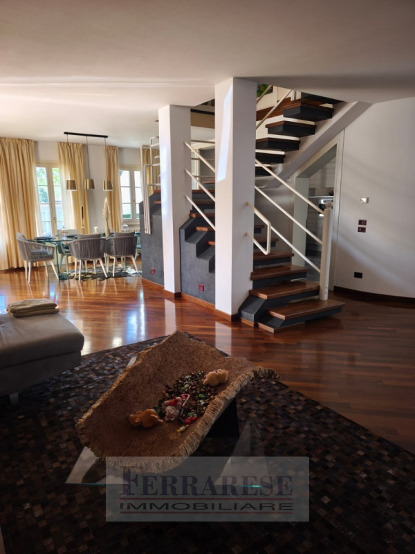 In tranquillo contesto residenziale situato all’interno di una via chiusa, proponiamo elegante vi...