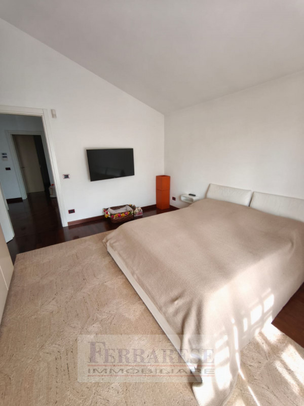 In tranquillo contesto residenziale situato all’interno di una via chiusa, proponiamo elegante vi...