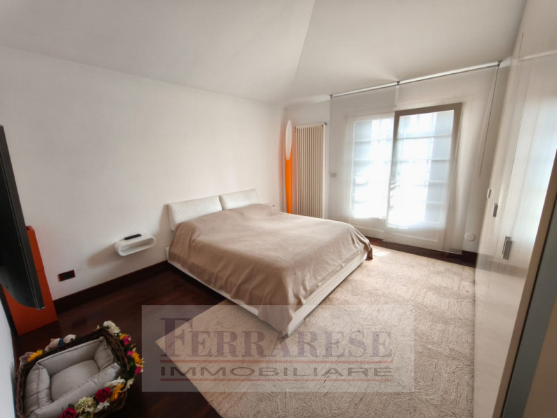 In tranquillo contesto residenziale situato all’interno di una via chiusa, proponiamo elegante vi...