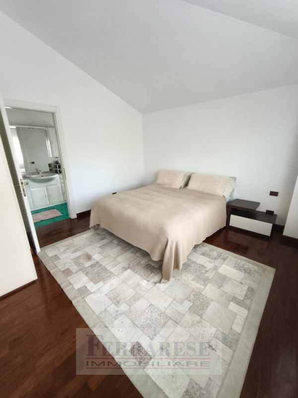 In tranquillo contesto residenziale situato all’interno di una via chiusa, proponiamo elegante vi...