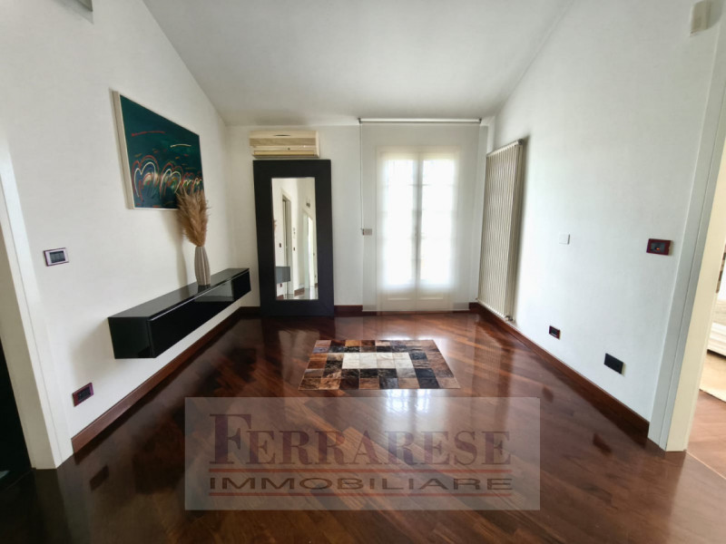 In tranquillo contesto residenziale situato all’interno di una via chiusa, proponiamo elegante vi...