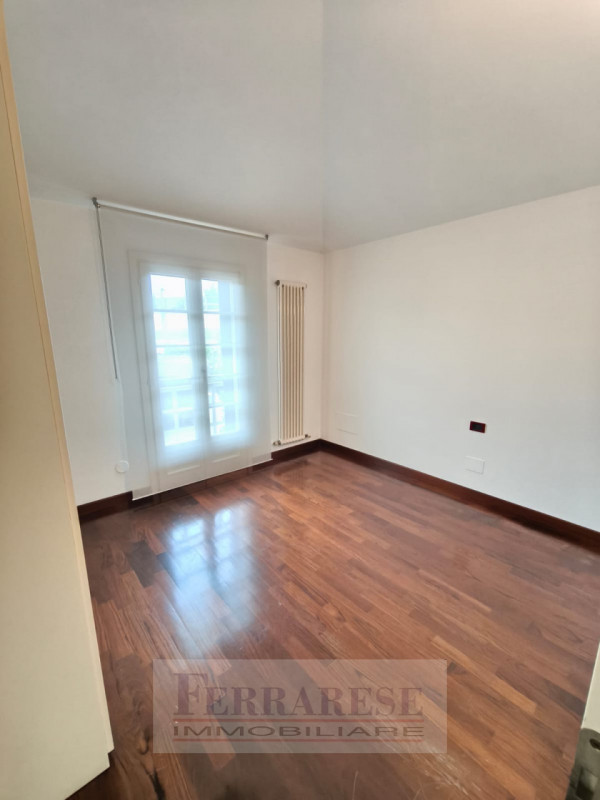 In tranquillo contesto residenziale situato all’interno di una via chiusa, proponiamo elegante vi...
