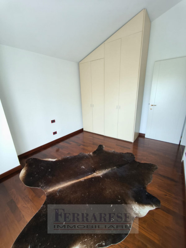 In tranquillo contesto residenziale situato all’interno di una via chiusa, proponiamo elegante vi...