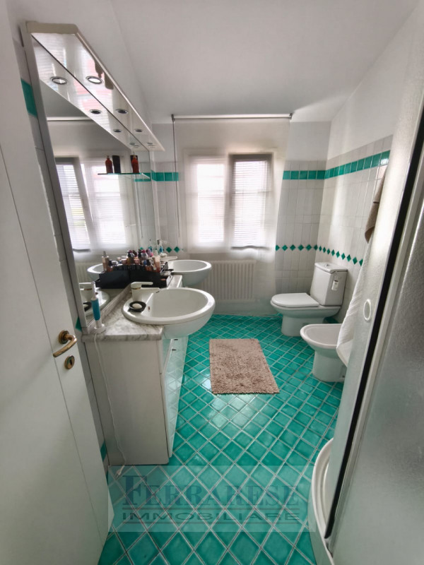 In tranquillo contesto residenziale situato all’interno di una via chiusa, proponiamo elegante vi...