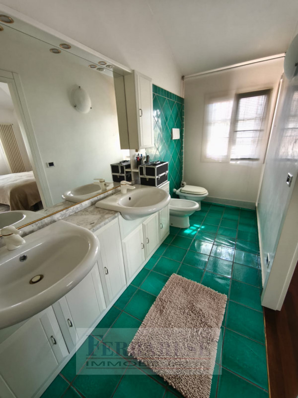 In tranquillo contesto residenziale situato all’interno di una via chiusa, proponiamo elegante vi...
