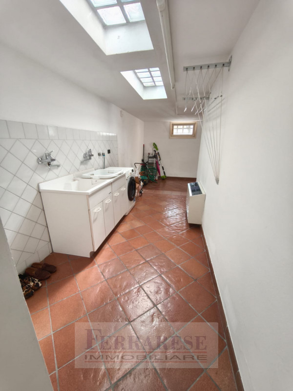 In tranquillo contesto residenziale situato all’interno di una via chiusa, proponiamo elegante vi...