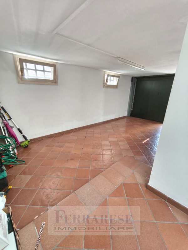 In tranquillo contesto residenziale situato all’interno di una via chiusa, proponiamo elegante vi...