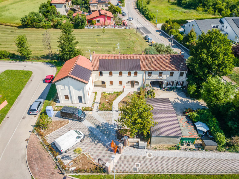 Porzione di villetta a schiera completamente ristrutturata a nuovo. Sviluppata su due piani, la p...
