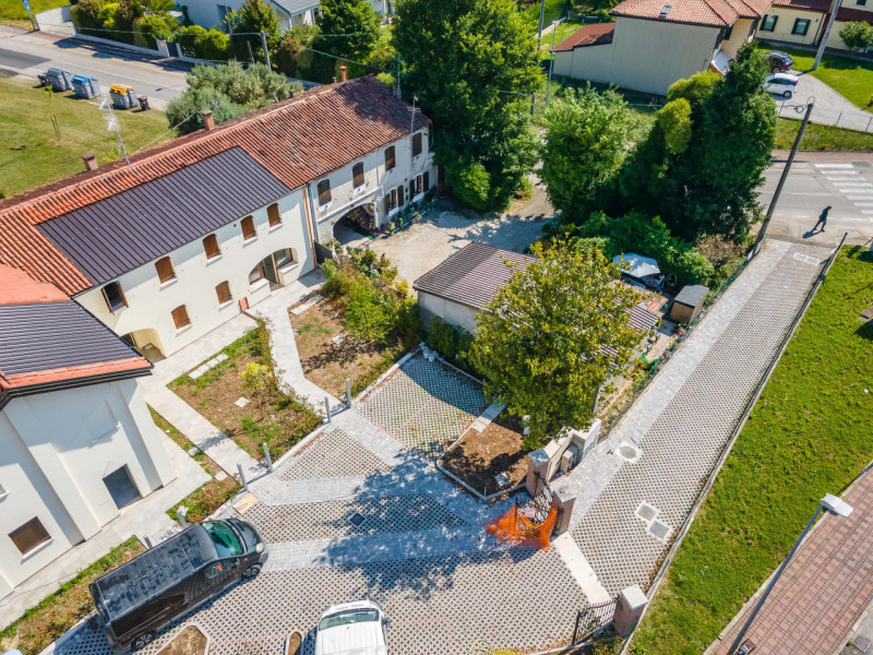 Porzione di villetta a schiera completamente ristrutturata a nuovo. Sviluppata su due piani, la p...