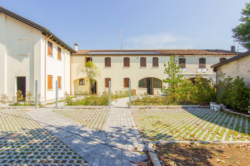 Porzione di villetta a schiera completamente ristrutturata a nuovo. Sviluppata su due piani, la p...