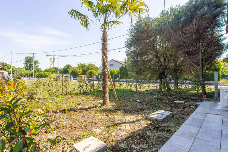 Porzione di villetta a schiera completamente ristrutturata a nuovo. Sviluppata su due piani, la p...