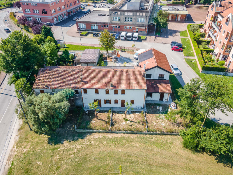 Porzione di villetta a schiera completamente ristrutturata a nuovo. Sviluppata su due piani, la p...