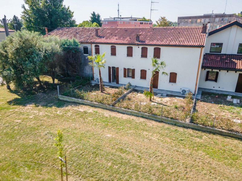 Porzione di villetta a schiera completamente ristrutturata a nuovo. Sviluppata su due piani, la p...
