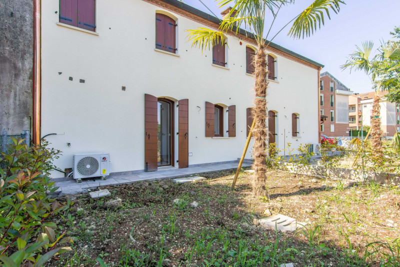 Porzione di villetta a schiera completamente ristrutturata a nuovo. Sviluppata su due piani, la p...