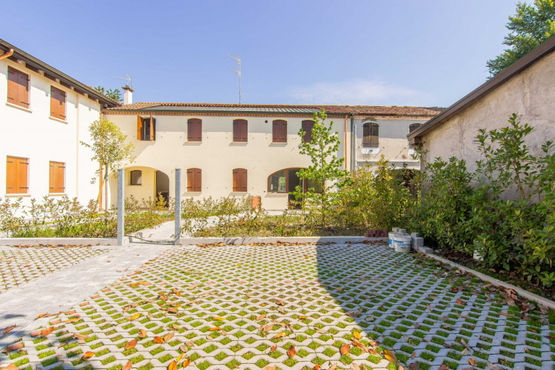 Porzione di villetta a schiera completamente ristrutturata a nuovo. Sviluppata su due piani, la p...