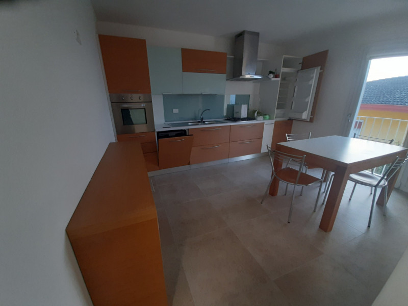 Situata nel pittoresco comune di Creazzo, questa affascinante casa a TERRA/CIELO è un'opportunità...