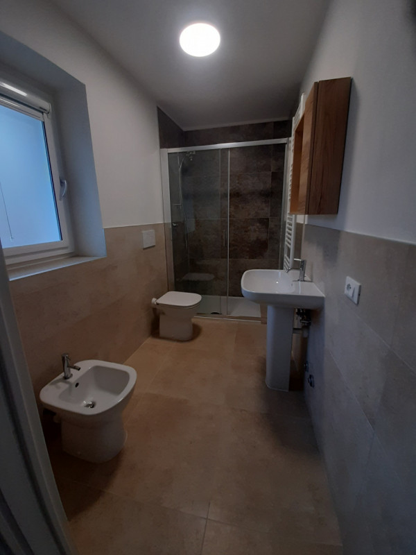 Situata nel pittoresco comune di Creazzo, questa affascinante casa a TERRA/CIELO è un'opportunità...