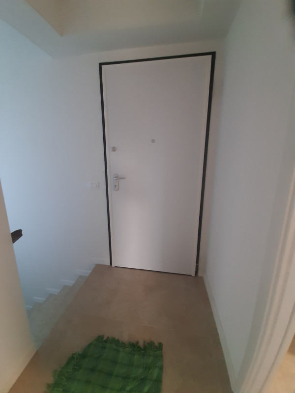 Situata nel pittoresco comune di Creazzo, questa affascinante casa a TERRA/CIELO è un'opportunità...