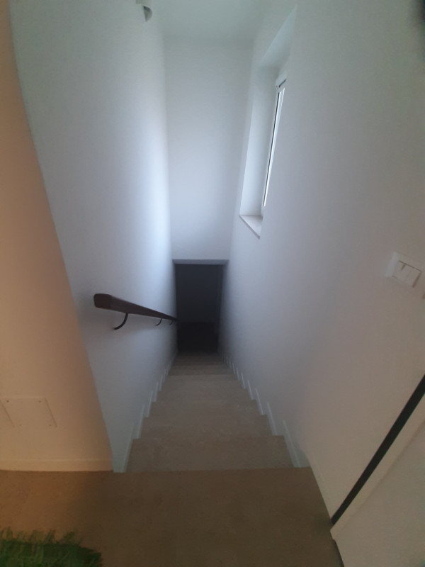 Situata nel pittoresco comune di Creazzo, questa affascinante casa a TERRA/CIELO è un'opportunità...