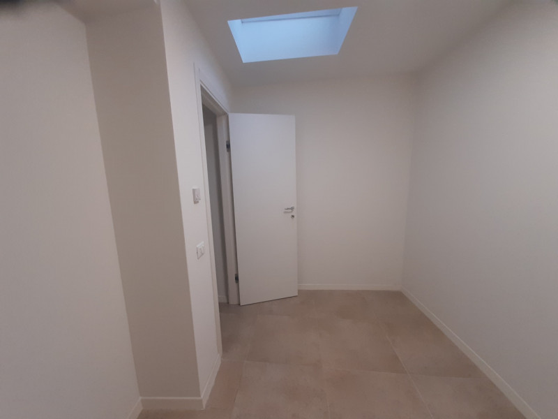 Situata nel pittoresco comune di Creazzo, questa affascinante casa a TERRA/CIELO è un'opportunità...