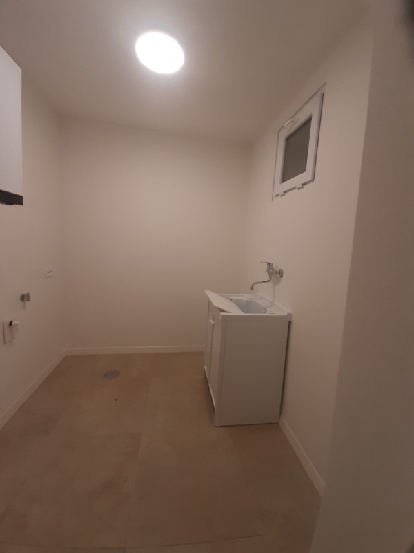 Situata nel pittoresco comune di Creazzo, questa affascinante casa a TERRA/CIELO è un'opportunità...