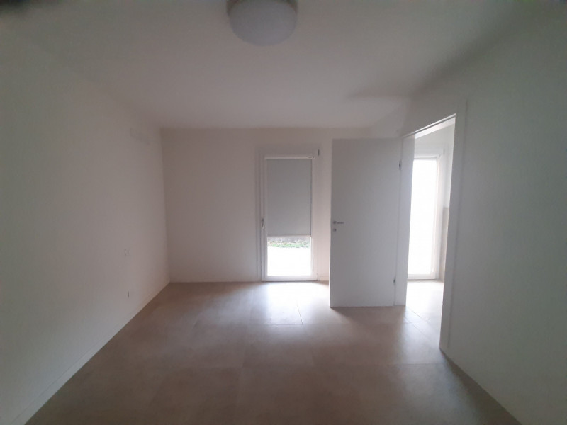 Situata nel pittoresco comune di Creazzo, questa affascinante casa a TERRA/CIELO è un'opportunità...