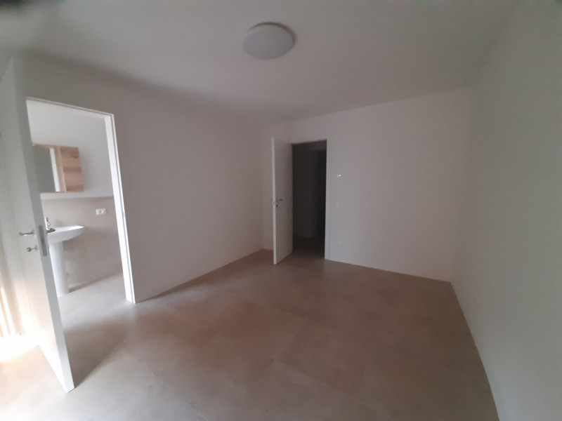 Situata nel pittoresco comune di Creazzo, questa affascinante casa a TERRA/CIELO è un'opportunità...