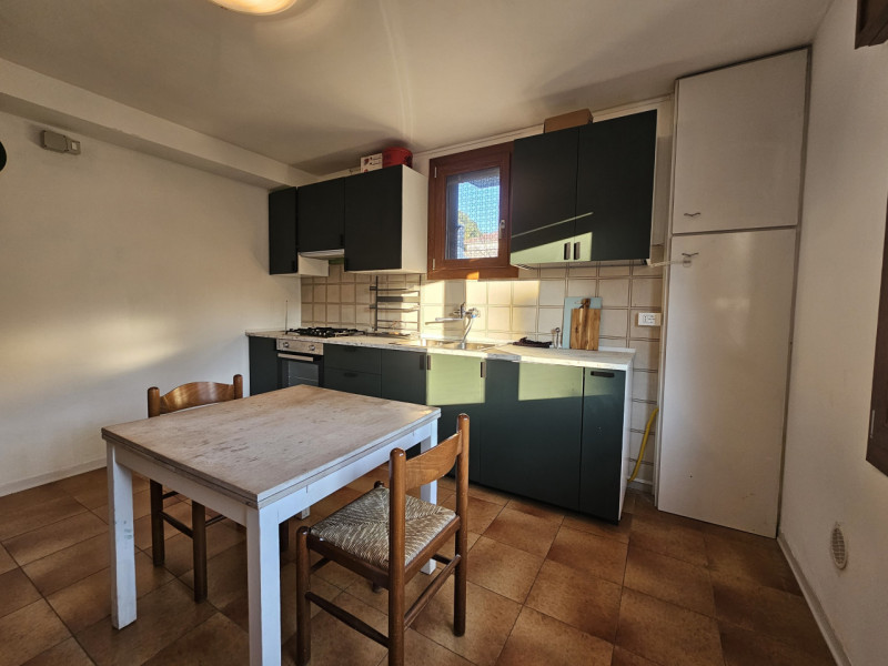 APD900 – Madonna Pellegrina: Situato nel cuore del quartiere, questo affascinante appartamento di...