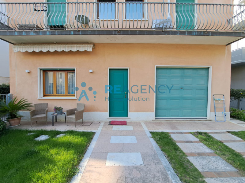 Stai cercando un appartamento TRICAMERE indipendente in BIFAMILIARE con GIARDINO a pochi passi da...