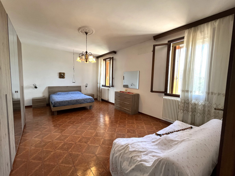 CAMPIGLIA DEI BERICI: Ampia casa padronale, sviluppata su tre livelli, situata nel cuore della ca...
