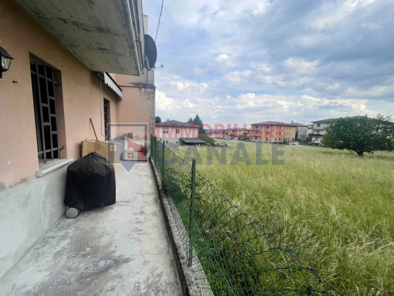 In contesto tranquillo e comodo ai principali servizi, proponiamo in locazione appartamento bicam...