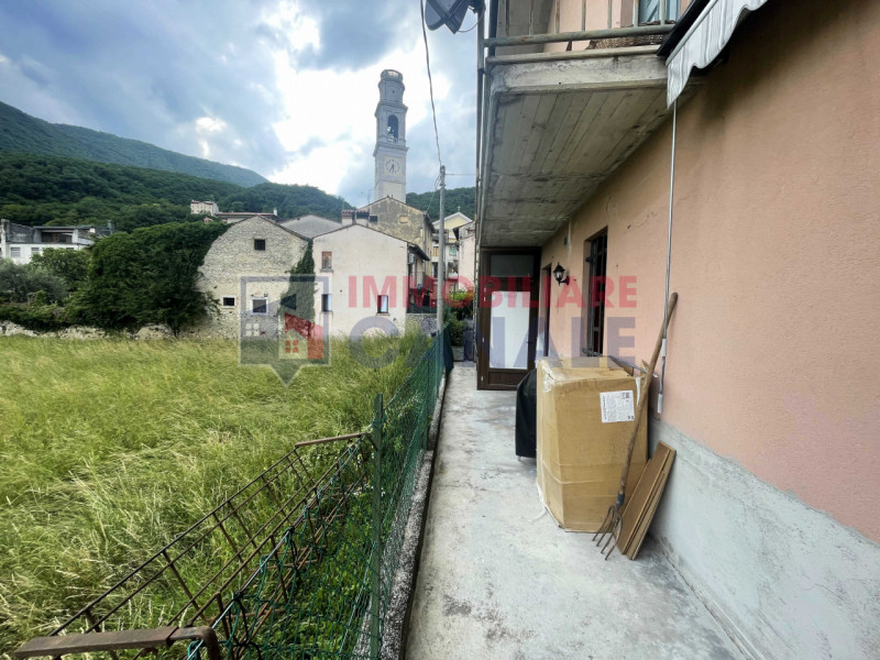 In contesto tranquillo e comodo ai principali servizi, proponiamo in locazione appartamento bicam...