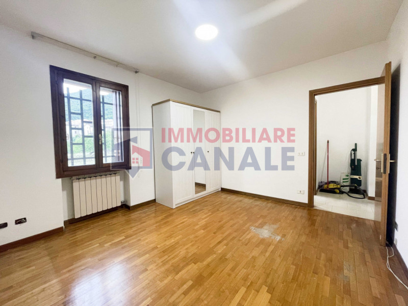 In contesto tranquillo e comodo ai principali servizi, proponiamo in locazione appartamento bicam...