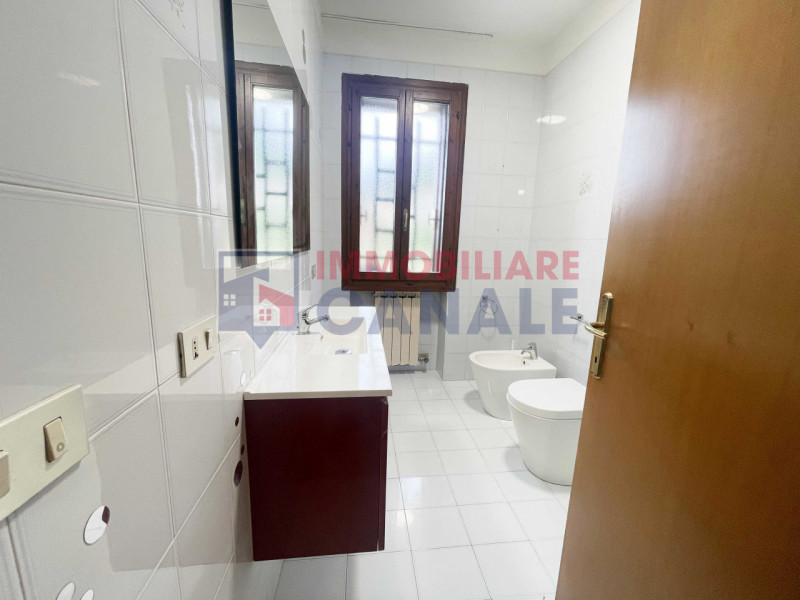 In contesto tranquillo e comodo ai principali servizi, proponiamo in locazione appartamento bicam...