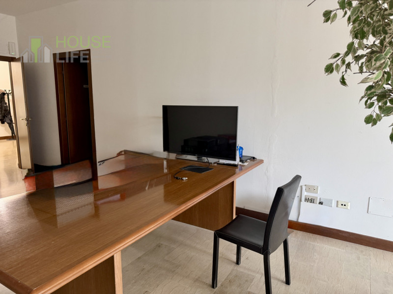 VICENZA OVEST: proponiamo in affitto un UFFICIO di circa 180 mq, situato al secondo piano servito...