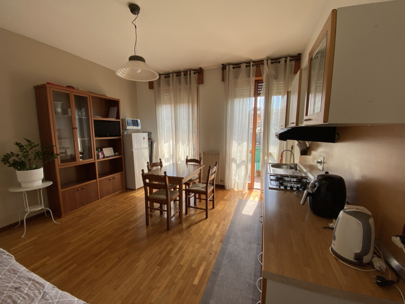 Luminoso Mini Appartamento con Terrazzo – Zona San Felice, Vicenza
Disponibile in affitto un acco...