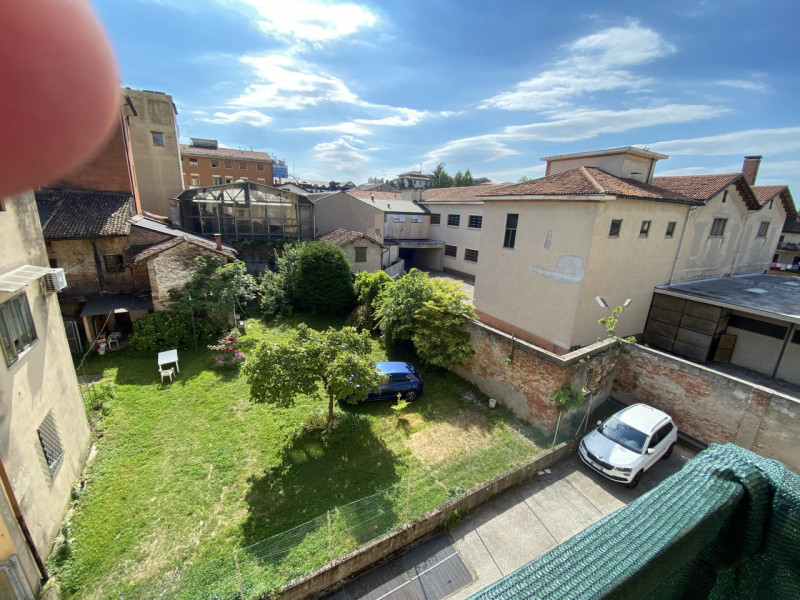 Luminoso Mini Appartamento con Terrazzo – Zona San Felice, Vicenza
Disponibile in affitto un acco...