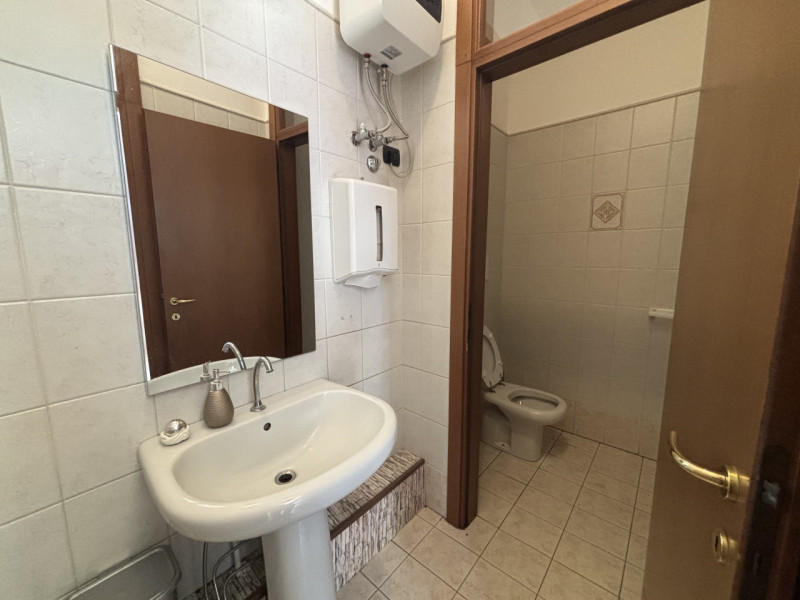 In una zona dinamica e ben servita di Sarmeola di Rubano, proponiamo un’interessante opportunità ...