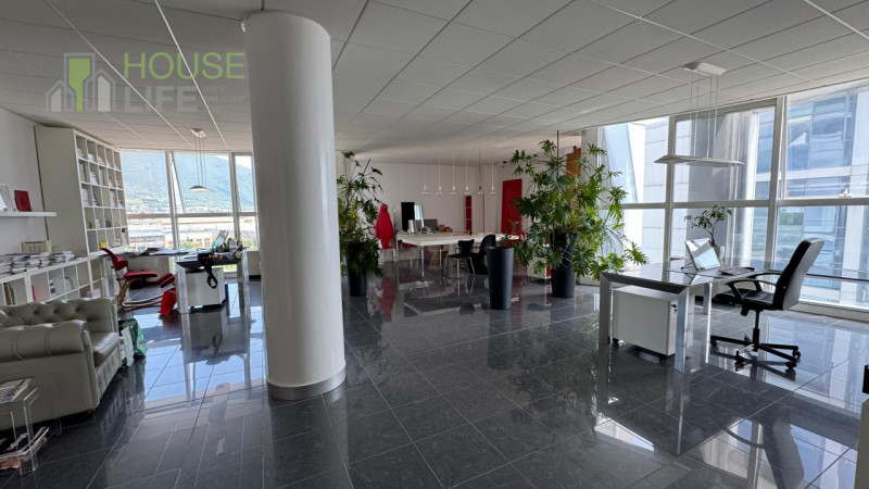 SCHIO – ZONA INDUSTRIALE/DIREZIONALE: proponiamo in locazione un elegante ufficio/studio open spa...