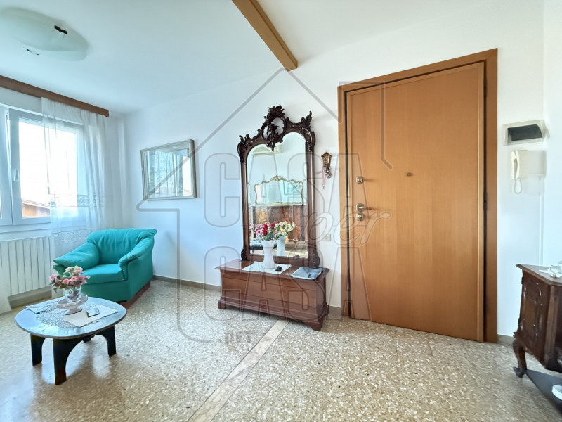 Scopri questo incantevole appartamento quadrilocale situato al secondo piano di un condominio tra...