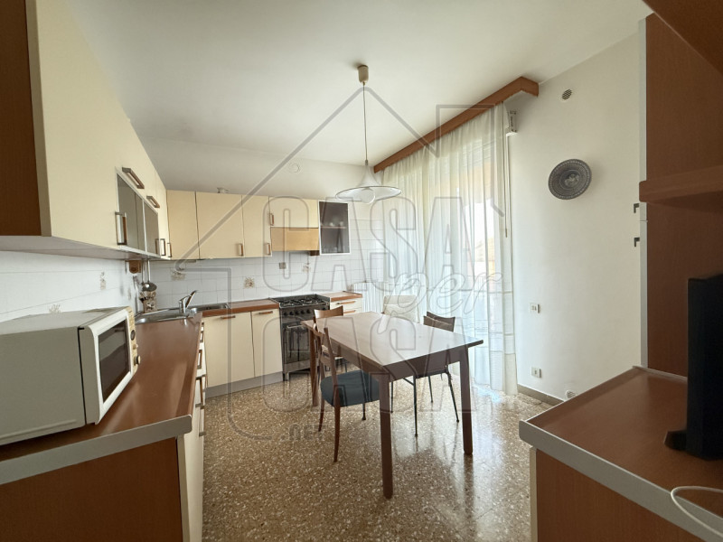 Scopri questo incantevole appartamento quadrilocale situato al secondo piano di un condominio tra...